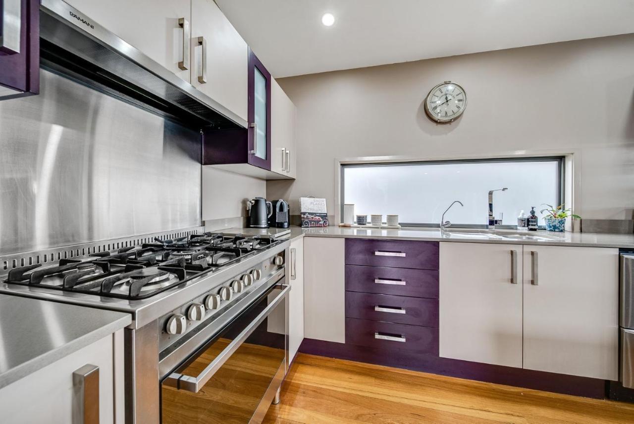 Ned Kelly'S Retreat - Stunning 3Br Townhouse L Lake Views L Wifi L Bbq จินดาไบน์ ภายนอก รูปภาพ