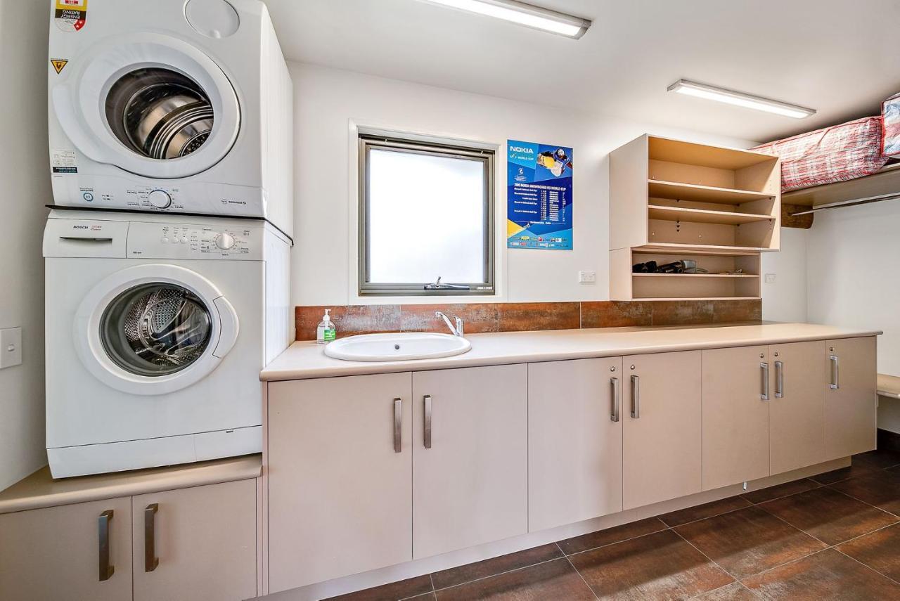 Ned Kelly'S Retreat - Stunning 3Br Townhouse L Lake Views L Wifi L Bbq จินดาไบน์ ภายนอก รูปภาพ
